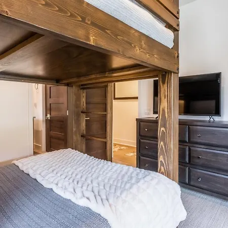 Newly Built 3-Bedroom + Den, 3.5 Bath, 2 Car Garage In Snowcreek Vll